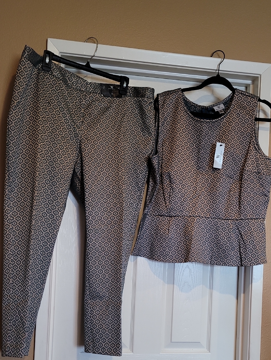 Worthington Black And Tan Geometric Peplum Top With Skinny Pants